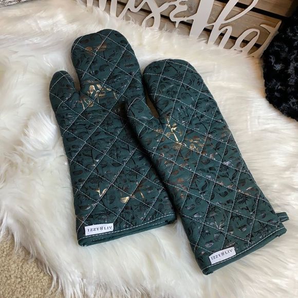 Izzy & Liv Other - Oven Mitts